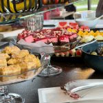 Buffet préparé par un traiteur événementiel pour une réception